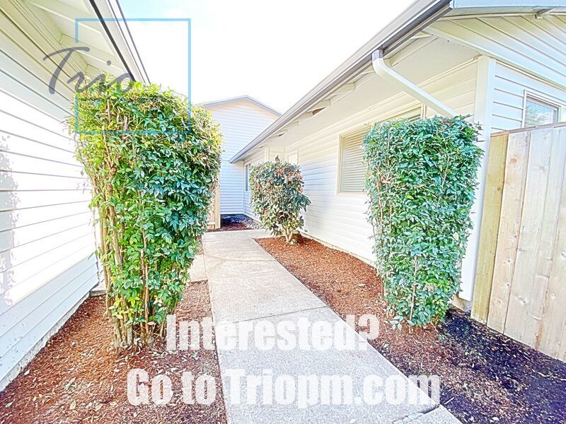 Updated 2 BR/ 1 BA duplex! property image
