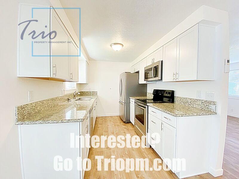Updated 2 BR/ 1 BA duplex! property image