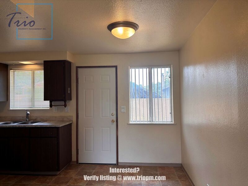 Charming 2 Bedroom Home with Large Garage in Harrisburg property image