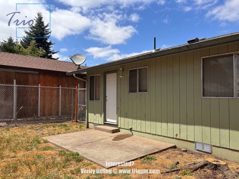 Charming 2 Bedroom Home with Large Garage in Harrisburg property image
