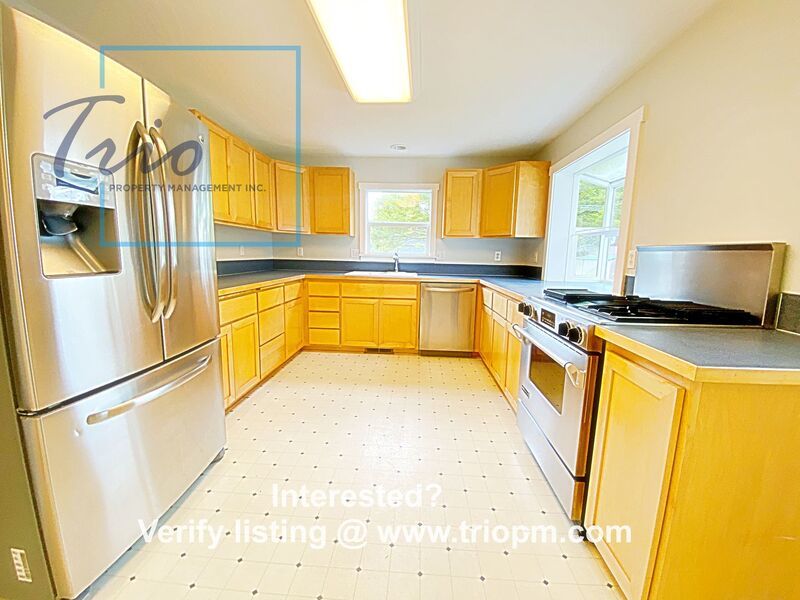 3BR/1BTH in Coburg with tons of storage property image