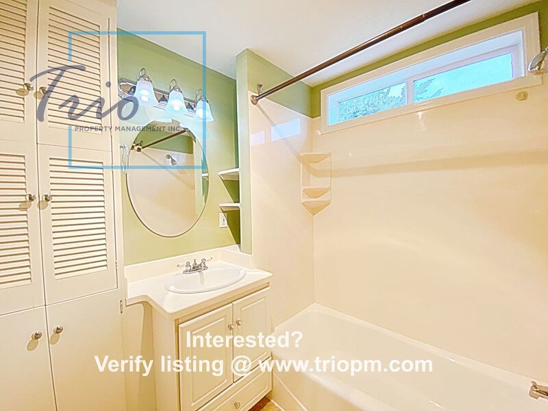 3BR/1BTH in Coburg with tons of storage property image