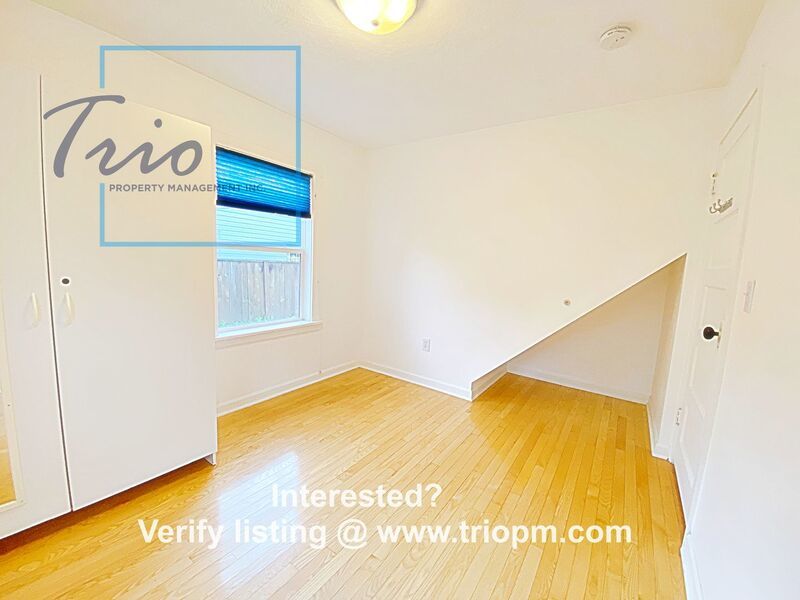 3BR/1BTH in Coburg with tons of storage property image