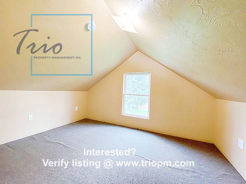 3BR/1BTH in Coburg with tons of storage property image