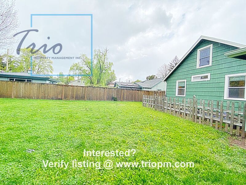 3BR/1BTH in Coburg with tons of storage property image